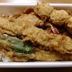 天ぷら　松島 - 天丼弁当（500円）に、別パックで提供された、いか（70円）、うずらの玉子（70円）を乗せたところ