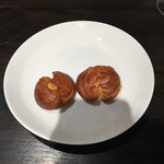 俺のフレンチ・イタリアン OMORI - お通しのチーズを焼いたものです。