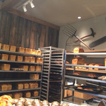 たま木亭 - 奥に並んだ食パン