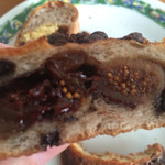 たま木亭 - クーベルチョコといちじくとレーズンの断面。