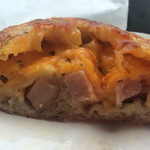 たま木亭 - 角切りベーコンとチェダーチーズ＋ゴーダチーズのパン断面