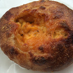 たま木亭 - 角切りベーコンとチェダーチーズ＋ゴーダチーズのパン