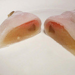 Kanshundou - 花びら餅の断面。求肥、桃色餅、白味噌餡、ごぼう