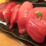 大起水産 回転寿司 - 満足！マグロ好きには嬉しい、マグロづくし
      左から まぐろ、漬けまぐろ、本まぐろ中トロ、本まぐろ赤身、大トロ