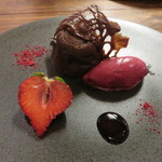 L'Octave Hayato KOBAYASHI - バローナのチョコレートを使ったフォンダン・ショコラとカシスのシャーベット、ブラックベリーのソースで2