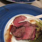 自然派 和食 ダイニング&カフェ SOLA - サラダの下には脂身の少ない牧草牛の柔らかいお肉が隠れてます