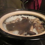 自然派 和食 ダイニング&カフェ SOLA - 御飯は大黒しめじの土鍋炊き込みご飯、３人分を豪快に土鍋で炊き上げていただきました。

