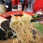 ラーメンこがね家 - 黒豚骨味玉入、自家製麺の細麺です