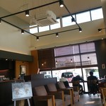 スターバックス・コーヒー - 明るく開放的な店内