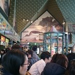 ラッキーピエロ 峠下総本店 - 広い店内（混雑している）