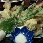 えんや - 牡蠣、まいたけ、えび、他にもたくさんの天ぷら　美味しい♪＼(^_^)／