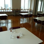 中央合同庁舎第7号館　喫茶室Ⅱ - 店内客席。カウンターの向こうは大きな窓。こちらが東京タワー側。