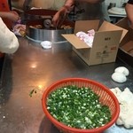 福州世祖胡椒餅 - タンドリー釜に似た釜の内側に貼り付けて焼きます