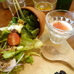 フレンチマーケット - おなじみなサラダとヨーグルト