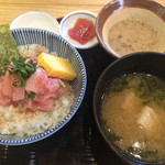 マグロ専門店 築地 マグロ 伊助 - 贅沢まかない丼(1000円)+あら汁(100円)税別