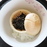 Tsukuda No Tsukudani - ご飯の上にのせて蓋を開けます。