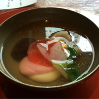 花筐 - 吸い物  甘鯛葛打、紅白餅、日の出舞鶴大根、人参、椎茸、鶴菜、柚子