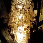 立ち呑み酒場 ピン - 吹き抜けに吊るされた「角瓶シャンデリア」。圧巻である。