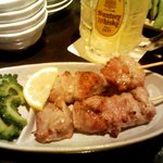 立ち呑み酒場 ピン - なぜか「かしら」には「ゴーヤ」が添えてあった。