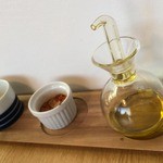 傍 - こちらのオリーブ油をたっぷりと・・