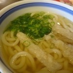 和風料理　金比羅亭 - ＊こぼう天うどん
            ごぼう天の量が少ないですね。
            汁のお味は悪くないですし、麺も少しコシがあります。
            「おうどん」としては、悪くないような・・