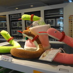 東京スネークセンター - 2015.12 奥に見えるのは飼育部屋。アテンドお休み中のへびさんたちが見えます。