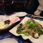Indo Ajia Dainingu - サイゴンセットの海老チップスとチキンサラダ（2人分）
