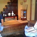 あなごめしうえの - 待合室の中はこんな感じ。。。