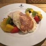 パンケーキ＆スイーツ ブラザーズカフェ - フルーツたっぷりスフレパンケーキ 1,340円