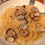 イクジーノ カフェ - 選べるパスタ、ボンゴレ。これ出てきたままの状態。茹でたパスタにアサリ、刻みニンニクがビッシリ。家庭的な味でした