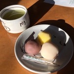 言問団子 - 3色団子★
            小豆餡は北海道十勝産 ふじむらさき小豆
            白餡は北海道十勝産 手亡豆
            みそ餡は京都産赤味噌と新潟県産赤味噌  十勝産手亡豆