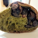 Yumefuusha - 抹茶と黒豆の天然酵母パン(断面)