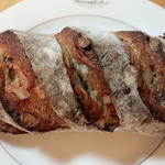 パン工房 夢風車 - 蒸し栗と胡桃の天然酵母パン(252円)