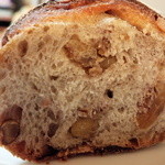 パン工房 夢風車 - 蒸し栗と胡桃の天然酵母パン(断面)