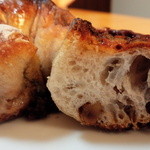 パン工房 夢風車 - ゴルゴンゾーラとはちみつのくるみフランス(断面)