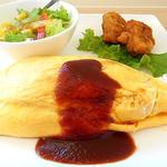カフェ 茶華 - ランチ昔ながらのオムライス：スープ・サラダ・から揚げ付き