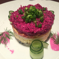 Russian Restaurant ROGOVSKI 銀座 - 毛皮のコートを着たニシン