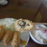 犬若食堂 - 大きなカキフライはジューシーな仕上がりで中々の美味しさです。