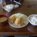 犬若食堂 - 程なくして甘めのみそ汁、ハリがあって甘い味わいのご飯を携えてカキフライ定食が運ばれてきました。