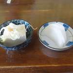 犬若食堂 - 先に用意されたさっぱり冷奴とカブの漬物をさくっと平らげます。