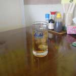 犬若食堂 - まずは水代わりに用意された烏龍茶をゴクリと飲み干し