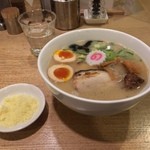 カーザ ルカ - ラー博は俺の社員食堂。  ミラノキングとんこつラーメソ！  トッピング無料券をいただいたので、粉ズーチー♡  なるとがキュート♡  ミラノとんこつラーメソのトッピングマシマシ