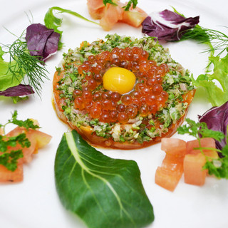 Kochi - 香味野菜とサーモンを使ったユッケ