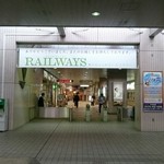ドトールコーヒーショップ - 富山地方鉄道、電鉄富山駅ホームから改札方向を臨む。突き当たり左側がドトールコーヒー。