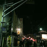 Sousaku Dainingu Nanahako - 除夜の鐘の数時間前ですが、参道は賑わいを見せています