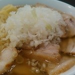 喜多方ラーメン 坂内 - 玉ねぎをぶちまけるとこんな感じに。