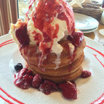 ウフウフガーデン - プレミアムたまごのパンケーキ～フレッシュベリーとクリームチーズ～(￥1250)→ソースかけた後