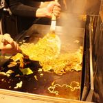 中野やきそば処 小出屋 - 鉄板で焼いております