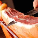 ワイン食堂コモン - フランス産の生ハムは切り立て！