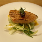 イタリア料理店 TAMANEGI - 自家製サーモンマリネの炙り、サラダ仕立て、カリフラワーのムース